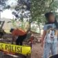 Sosok Seorang Ibu Rumah Tangga (IRT) Rahma (42) ditemukan meninggal dunia akibat gatung diri disebuah pohon jambu yang bertempat TKP di Desa paitana kelara