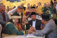 Gubernur Sulawesi Selatan, Andi Sudirman Sulaiman hadir secara langsung menjadi saksi akad pernikahan komedian dan kreator konten Nur Ichsan Hasyim (Tumming) dengan pasangan Nur Ananda (Nanda)