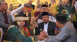 Gubernur Sulawesi Selatan, Andi Sudirman Sulaiman hadir secara langsung menjadi saksi akad pernikahan komedian dan kreator konten Nur Ichsan Hasyim (Tumming) dengan pasangan Nur Ananda (Nanda)