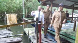 Wakil Wali Kota Makassar, Fatmawati Rusdi didampingi Kepala Dinas Pariwisata Kota Makassar, Muhammad Roem, melakukan peninjauan secara langsung di wisata Mangrove Lantebung