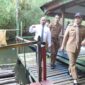 Wakil Wali Kota Makassar, Fatmawati Rusdi didampingi Kepala Dinas Pariwisata Kota Makassar, Muhammad Roem, melakukan peninjauan secara langsung di wisata Mangrove Lantebung