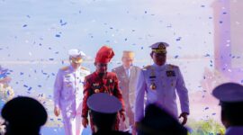 Gubernur Sulawesi Selatan, Andi Sudirman Sulaiman mendampingi Panglima TNI, Bapak Laksamana TNI Yudo Margono