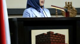 Wakil Wali Kota Makassar, Fatmawati Rusdi, mewakili Wali Kota Makassar, Moh Ramdhan Pomanto, menyampaikan rancangan peraturan daerah
