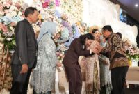 Gubernur Sulawesi Selatan, Andi Sudirman Sulaiman menghadiri acara resepsi pasangan suami istri, Nur Ichsan Hasyim (Tumming) dan Nur Ananda (Nanda)