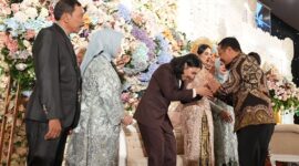 Gubernur Sulawesi Selatan, Andi Sudirman Sulaiman menghadiri acara resepsi pasangan suami istri, Nur Ichsan Hasyim (Tumming) dan Nur Ananda (Nanda)