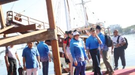 Delegasi MNEK 2023 menyaksikan langsung proses pembuatan kapal Pinisi di kawasan Centre Point Indonesia (CPI)
