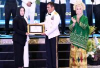 Pemerintah Kota Makassar menerima piagam penghargaan langsung dari Kepala Satuan Angkatan Laut (KSAL), Muhammad Ali.