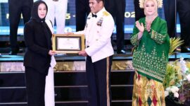 Pemerintah Kota Makassar menerima piagam penghargaan langsung dari Kepala Satuan Angkatan Laut (KSAL), Muhammad Ali.