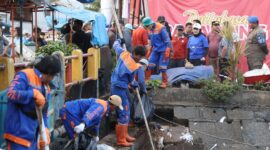 Wakil Wali Kota Makassar, Fatmawati Rusdi  terlibat langsung dalam aksi kegiatan bersih-bersih di Pasar Pabaeng-baeng