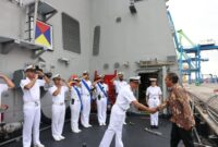 Wali Kota Makassar Moh Ramdhan Pomanto mendapat kesempatan mengunjungi Kapal Italian Navy Ship (INS) Fransesco Morosini