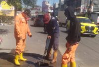 Sebuah kejadian tidak mengenakkan terjadi di kawasan jalan Pongtiku, Makassar. Sebuah jalan mengalami keruntuhan atau ambruk