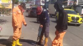 Sebuah kejadian tidak mengenakkan terjadi di kawasan jalan Pongtiku, Makassar. Sebuah jalan mengalami keruntuhan atau ambruk
