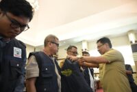 Asisten I Bidang Pemerintahan Pemprov Sulsel, Andi Aslam Patonangi, mewakili Gubernur Sulsel, Andi Sudirman Sulaiman, melepas petugas kesehatan hewan qurban