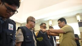 Asisten I Bidang Pemerintahan Pemprov Sulsel, Andi Aslam Patonangi, mewakili Gubernur Sulsel, Andi Sudirman Sulaiman, melepas petugas kesehatan hewan qurban