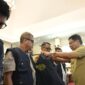 Asisten I Bidang Pemerintahan Pemprov Sulsel, Andi Aslam Patonangi, mewakili Gubernur Sulsel, Andi Sudirman Sulaiman, melepas petugas kesehatan hewan qurban