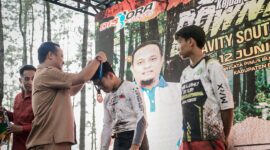 Gubernur Sulawesi Selatan, Andi Sudirman Sulaiman menutup secara resmi Kejuaraan Balap Sepeda Downhill Gravity South Celebes