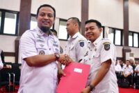 Gubernur Sulawesi Selatan, Andi Sudirman Sulaiman menyerahkan Surat Keputusan (SK) kenaikan jabatan fungsional jenjang ahli muda dan ahli madya