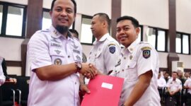 Gubernur Sulawesi Selatan, Andi Sudirman Sulaiman menyerahkan Surat Keputusan (SK) kenaikan jabatan fungsional jenjang ahli muda dan ahli madya