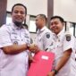 Gubernur Sulawesi Selatan, Andi Sudirman Sulaiman menyerahkan Surat Keputusan (SK) kenaikan jabatan fungsional jenjang ahli muda dan ahli madya