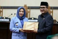 Mewakili Wali Kota Makassar Moh Ramdhan Pomanto, Wakil Wali Kota Makassar Fatmawati Rusdi menyampaikan rancangan peraturan daerah