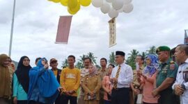 Erna Rasyid Taufan (ERAT) lakukan penyematan pin dengan launchingnya kelurahan perempuan peduli anak dan inklusi (KRPPAI)