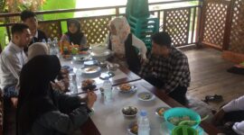 Komite OSIS Nasional Indonesia Sulawesi Selatan dengan MTs Negeri Soppeng berdiskusi dan bercekrama hangat dengan saling membuka diri untuk menampung aspirasi dari pemikiran Kepala MTs Negeri Soppeng