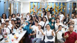 Rombongan keluarga Ibu Erna Rasyid Taufan dari Makassar yang sedang dalam perjalanan menuju Toraja