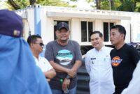Camat Mamajang M. Ari Fadli, S.STP mendampingi Ibu Ketua TP PKK Kota Makassar Indira Yusuf Ismail dalam Pemantauan Giat Pembersihan