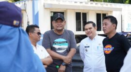 Camat Mamajang M. Ari Fadli, S.STP mendampingi Ibu Ketua TP PKK Kota Makassar Indira Yusuf Ismail dalam Pemantauan Giat Pembersihan