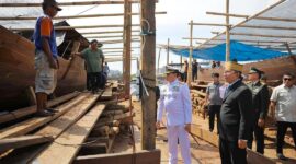 Panglima TNI Laksamana Yudo Margono terkesima dengan program pembuatan Kapal Pinisi Pemkot Makassar