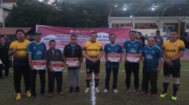 alam rangka menyambut hari Bhayangkara ke-77, Jajaran Pimpinan Polda Sulsel bersama Persatuan Wartawan Indonesia di Kota Makassar menggelar Pertandingan Sepak Bola Persahabatan