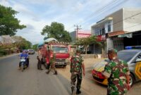 Kapolsek Bontonompo Polres Gowa AKP Hasan Fadhlyh, S.H bersama personelnya dan Koramil turun langsung menghimbau dan berikan edukasi kepada sopir truk pengangkut material