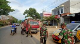 Kapolsek Bontonompo Polres Gowa AKP Hasan Fadhlyh, S.H bersama personelnya dan Koramil turun langsung menghimbau dan berikan edukasi kepada sopir truk pengangkut material