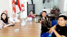Beberapa kader partai berlambang bunga mawar dari Kota Tangerang Selatan (Tangsel) berkunjung ke Sekretariat DPD Partai Solidaritas Indonesia (PSI) Kota Makassar