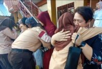 Mengharukan Ratusan Siswa SMA Negeri 8 Makassar Menangis Saat Bersujud Dikaki Ibunya