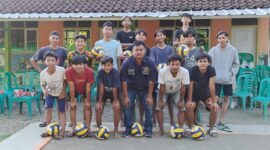 Dokumentasi Penyerahan Fasilitas Cabang Olahraga Volly oleh Ketua Umum DPP Komite OSIS Nasional di Desa Wonoharjo, Kec./ Kab. Pangandaran, Jawa Barat