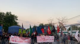 Aliansi Kerakyatan Indonesia, lakukan aksi unjuk rasa (Unras) di depan Mapolrestabes Makassar, menuntut agar tindak kekerasan kepada demonstran dihentikan