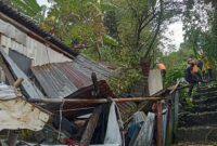 Pemerintah Provinsi Sulawesi Selatan melalui BPBD telah menyalurkan bantuan logistik untuk korban terdampak kejadian pohon tumbang