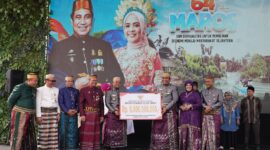 Gubernur Sulawesi Selatan, Andi Sudirman Sulaiman menyerahkan bantuan keuangan Pemprov Sulsel Tahun Anggaran 2023