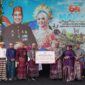 Gubernur Sulawesi Selatan, Andi Sudirman Sulaiman menyerahkan bantuan keuangan Pemprov Sulsel Tahun Anggaran 2023