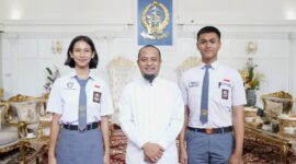 Gubernur Sulawesi Selatan, Andi Sudirman Sulaiman menerima dua pelajar terpilih menjadi calon Pasukan Pengibar Bendera Pusaka