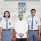 Gubernur Sulawesi Selatan, Andi Sudirman Sulaiman menerima dua pelajar terpilih menjadi calon Pasukan Pengibar Bendera Pusaka