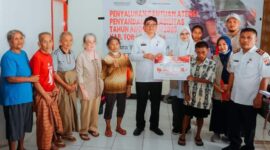 Wakil Bupati Toraja Utara Frederik Viktor Palimbong, ST didampingi Kepala Dinas Sosial Kab. Toraja Utara, Elias Madi, S. Sos., MM menyerahkan bantuan atensi penyandang disabilitas