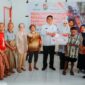 Wakil Bupati Toraja Utara Frederik Viktor Palimbong, ST didampingi Kepala Dinas Sosial Kab. Toraja Utara, Elias Madi, S. Sos., MM menyerahkan bantuan atensi penyandang disabilitas