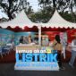 Booth PT PLN menjadi sorotan pengunjung di F8 Makassar. Pasalnya Booth PLN tahun ini menyediakan fasilitas Segway Gokart Kit dan Segway Hoverboard secara gratis