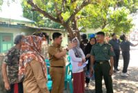 Camat Mamajang M. Ari Fadli, S.STP didampingi oleh Lurah Parang Hj. Fitriany, S.Sos., M.Si, menyambangi Korban Kebakaran