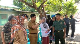 Camat Mamajang M. Ari Fadli, S.STP didampingi oleh Lurah Parang Hj. Fitriany, S.Sos., M.Si, menyambangi Korban Kebakaran