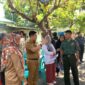 Camat Mamajang M. Ari Fadli, S.STP didampingi oleh Lurah Parang Hj. Fitriany, S.Sos., M.Si, menyambangi Korban Kebakaran