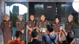 Penyidik Kejaksaan Tinggi Sulawesi Selatan telah menaikan status 2 (dua) orang saksi menjadi tersangka dan melakukan penahanan