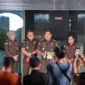 Penyidik Kejaksaan Tinggi Sulawesi Selatan telah menaikan status 2 (dua) orang saksi menjadi tersangka dan melakukan penahanan